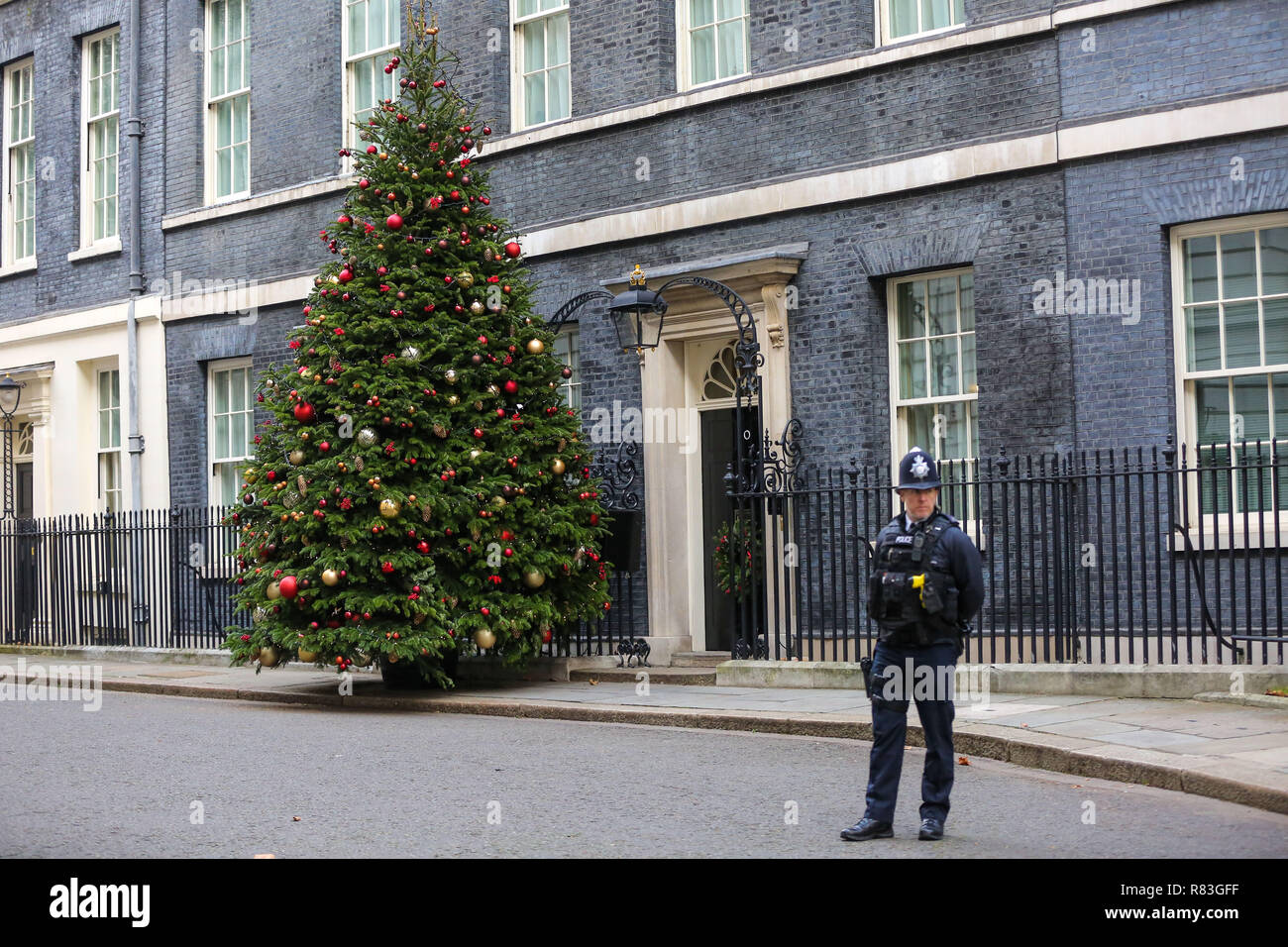 Un agent de police et un arbre de Noël vu à l'extérieur No 10 Downing Street. Le Premier ministre britannique Theresa peut fera face à un défi à son leadership après 48 lettres appelant à un concours ont été remises au Président du Comité 1922. Banque D'Images