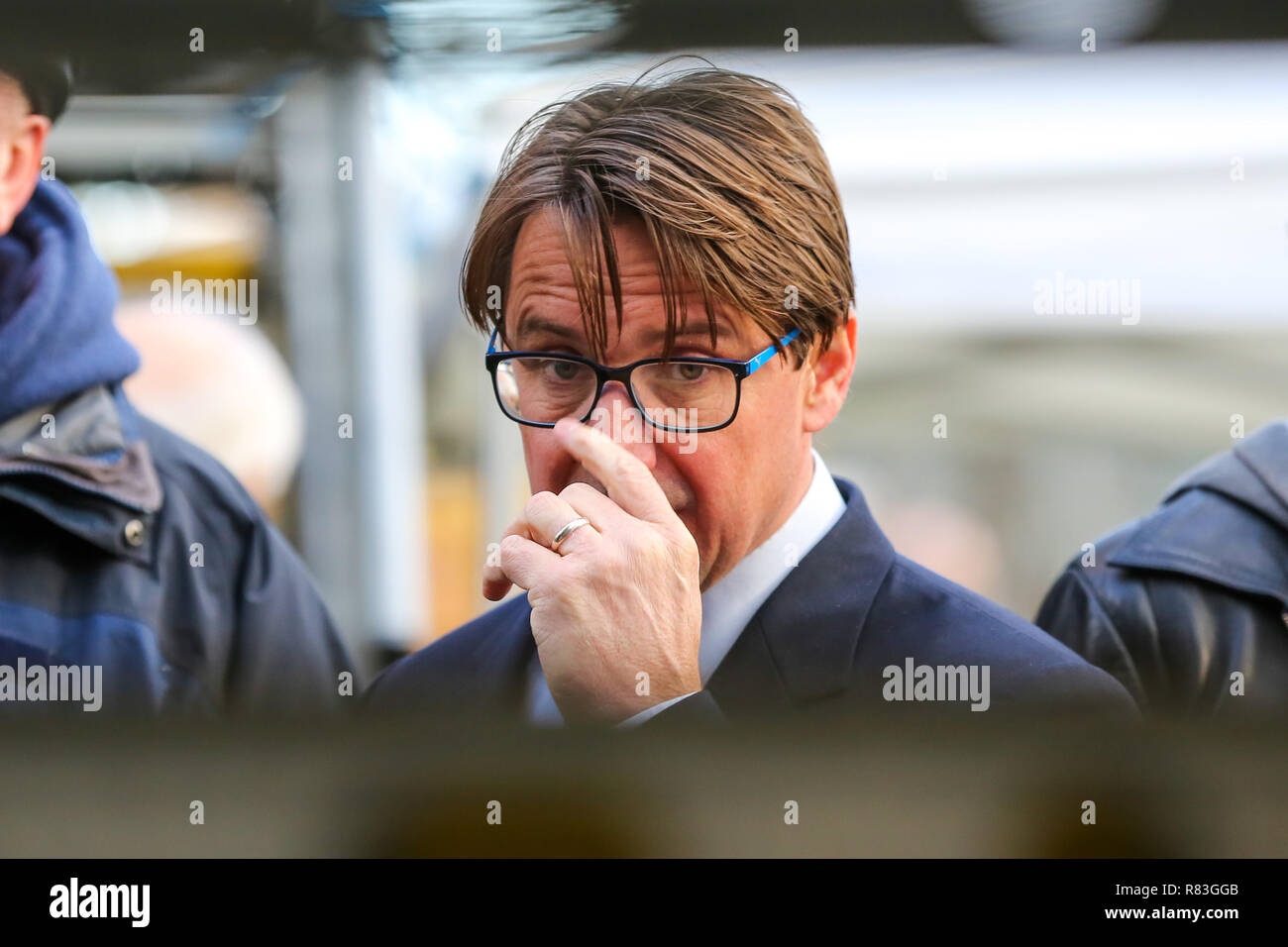 Tobias Ellwood MP pour Bournemouth East est vu en attente d'être interviewé par un journaliste de télévision au Collège Green. Le Premier ministre britannique Theresa peut fera face à un défi à son leadership après 48 lettres appelant à un concours ont été remises au Président du Comité 1922. Banque D'Images