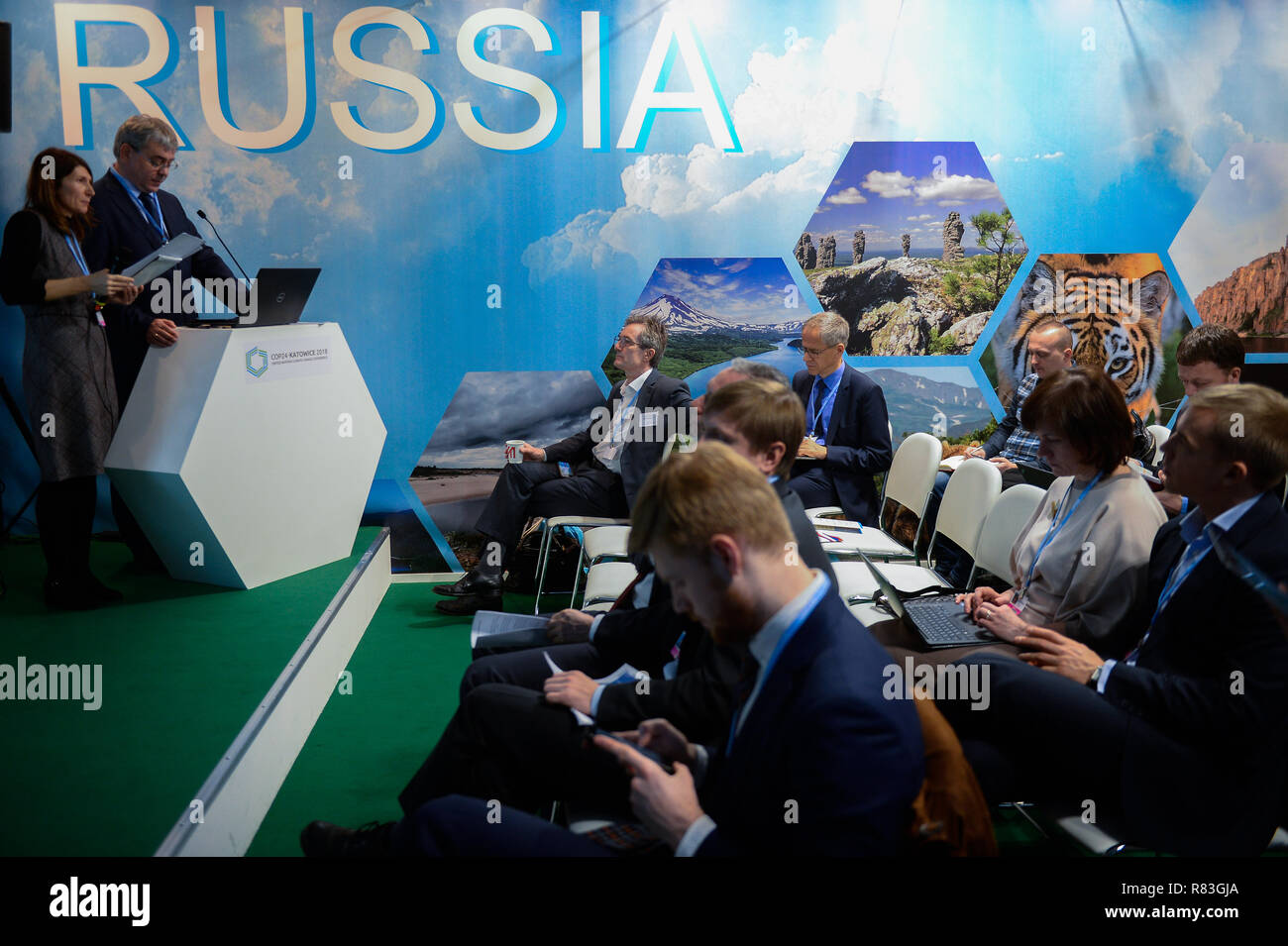 Les participants ont vu parler à côté du stand de la Russie lors de la COP24 Conférence des Nations Unies sur les changements climatiques 2018. Banque D'Images