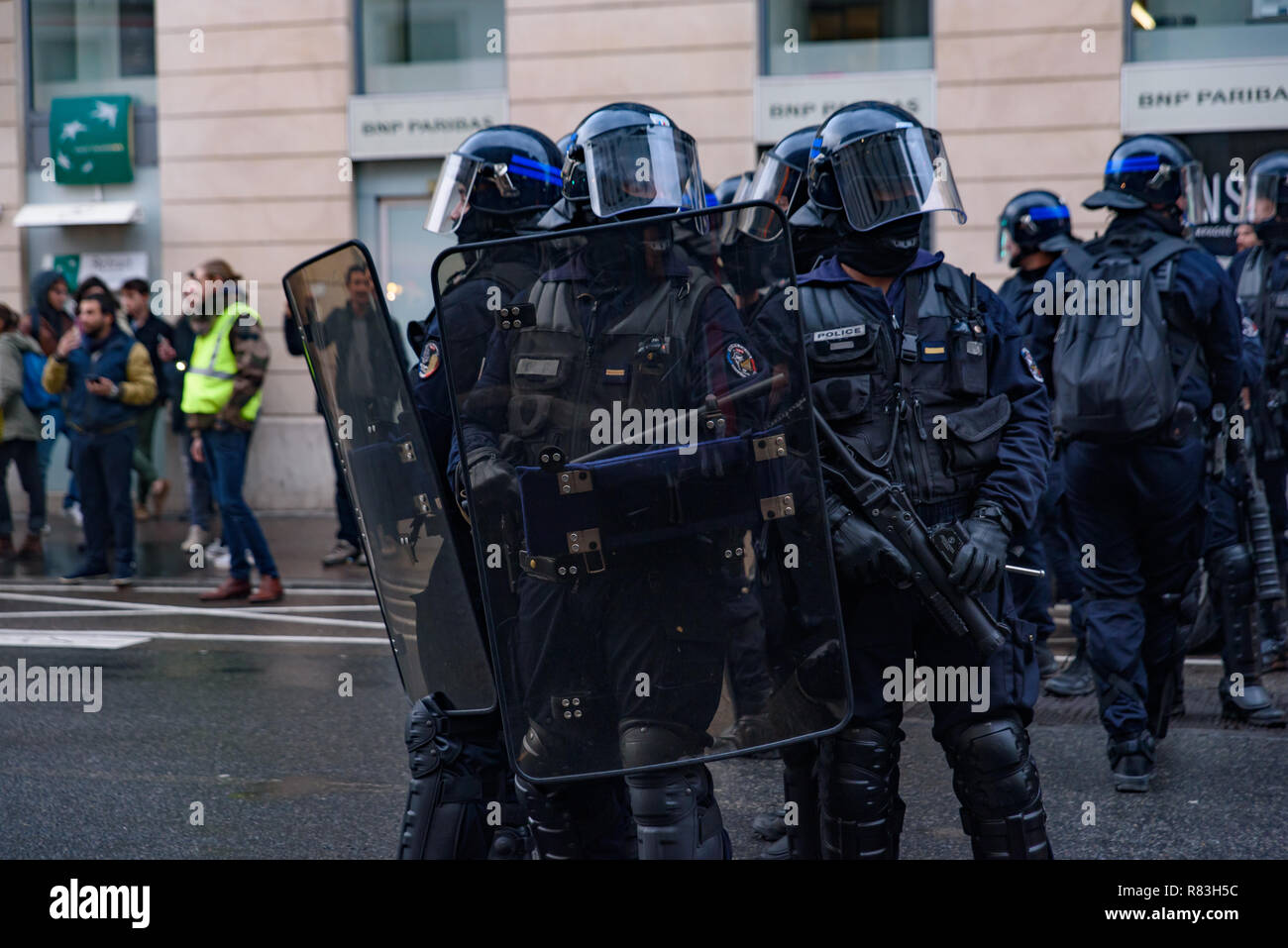 La Police Anti émeute Française Avec Des Gaz Lacrymogènes