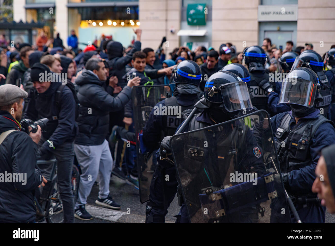 La police antiémeutes et jaune de vestes (gilets jaunes) manifestants contre la taxe sur les carburants, le gouvernement, et le président français Macron. Lyon, France. Banque D'Images