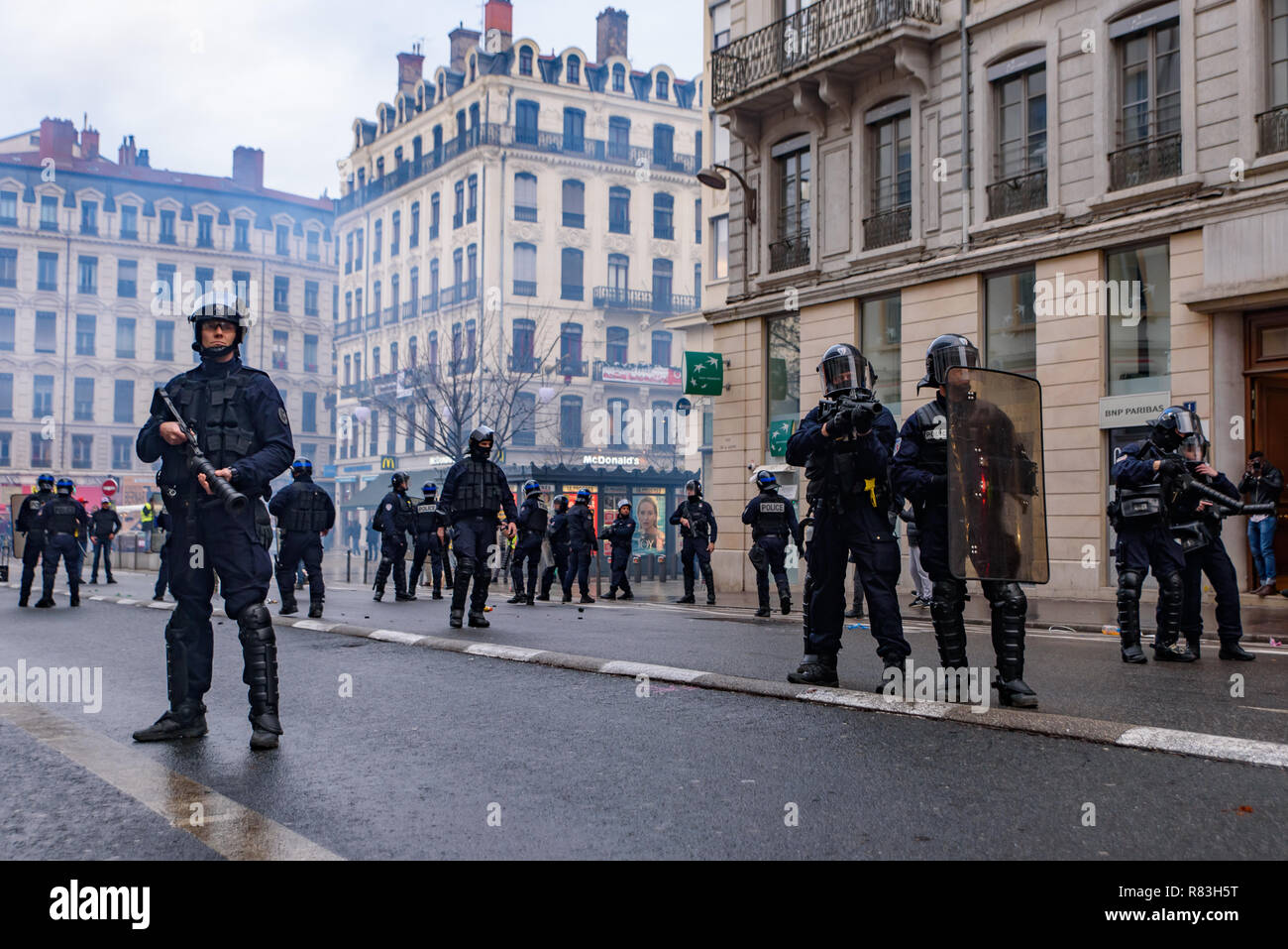 La Police Anti émeute Française Avec Des Gaz Lacrymogènes