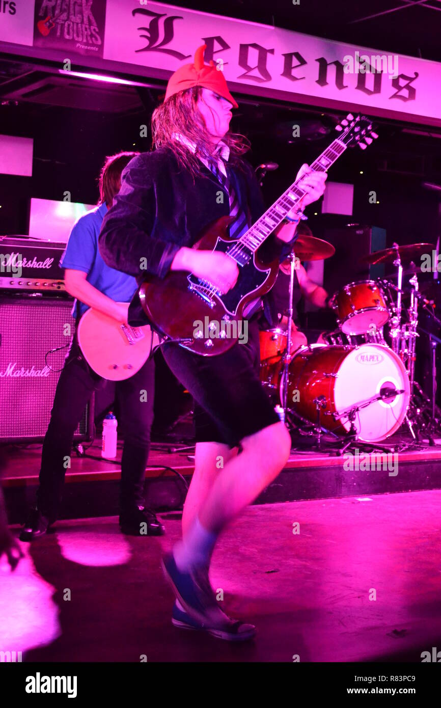 Livewire, un adaptateur AC/DC Tribute act au Legends of Rock festival de musique week-end annuel, à Great Yarmouth, Norfolk, Royaume-Uni. 50 auteurs. Banque D'Images