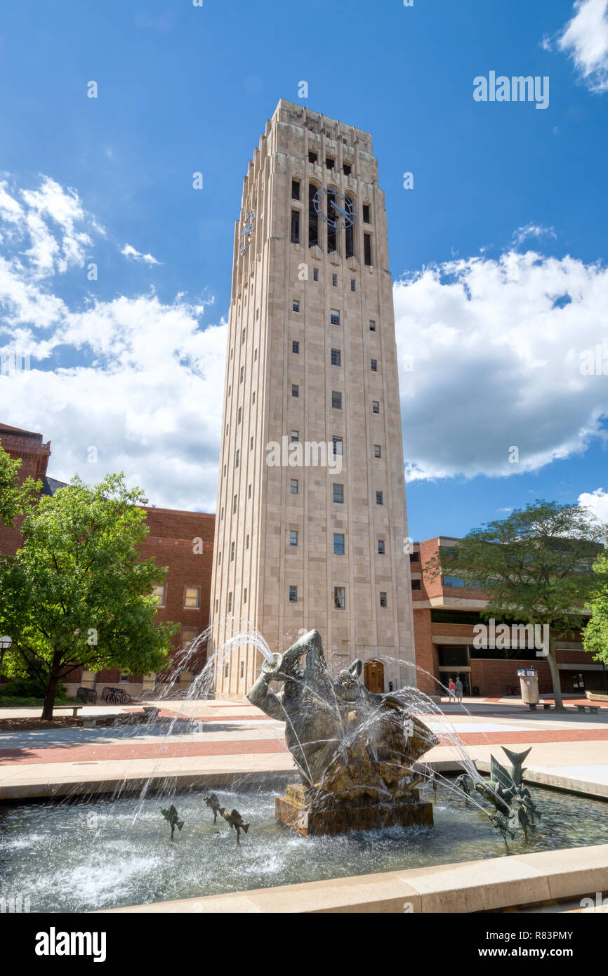 Le 3 août 2013, Ann Arbor, MI : Le Burton Memorial Tower est situé sur l'Université du Michigan sur le Campus Central de l'Ingalls Mall. Banque D'Images