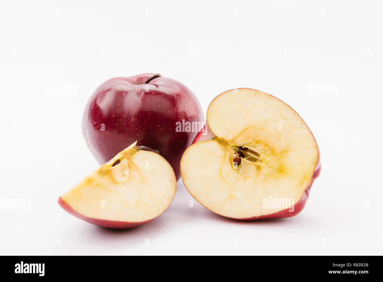 Couper et ensemble des pommes mûres savoureux sur fond blanc Banque D'Images