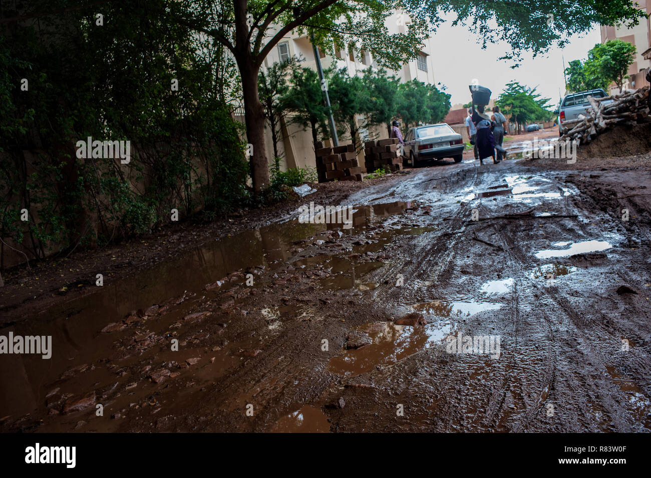 Le Mali, l'Afrique. Les flaques d'eau sale dans un village rural près de Bamako Banque D'Images