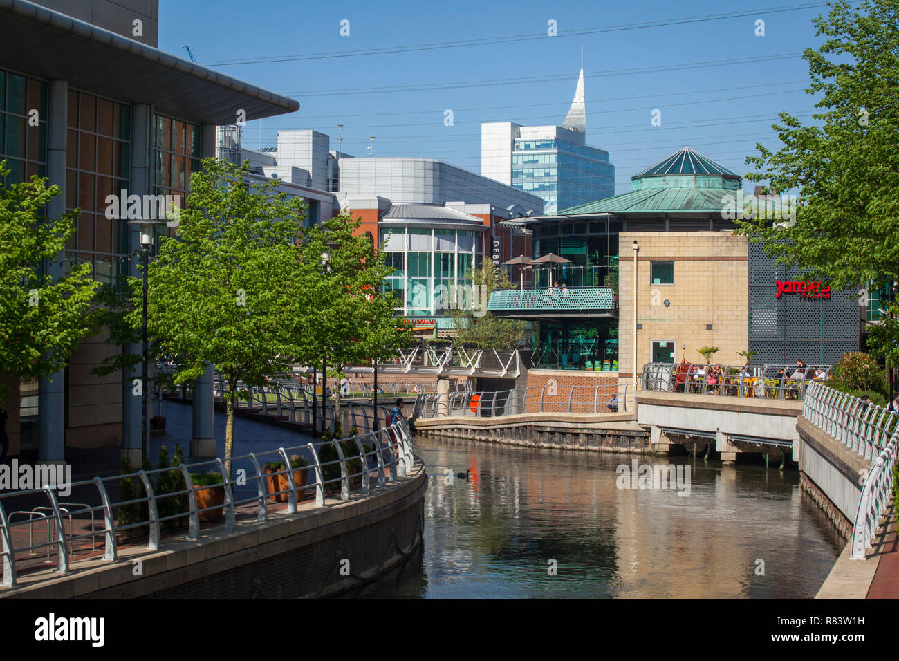 La rivière Kennet traverse le centre commercial Oracle de Reading, dans le Berkshire, avec le grand magasin Debenhams au centre à gauche Banque D'Images