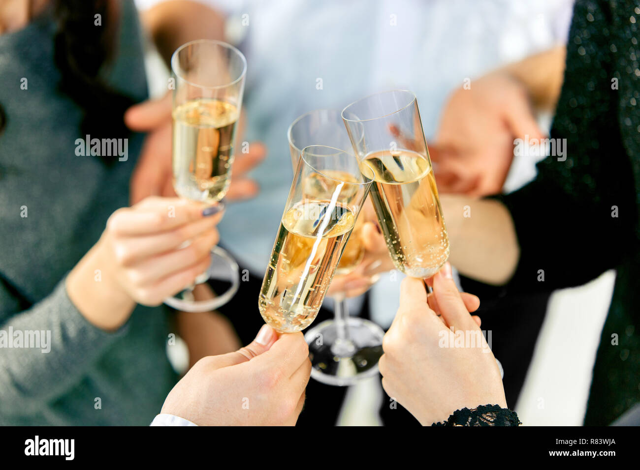 La célébration. Mains tenant les verres de champagne et vin faire un toast. Le parti, l'alcool, le mode de vie, l'amitié, maison de vacances, Noël, nouvel an, et concept de trinquer Banque D'Images