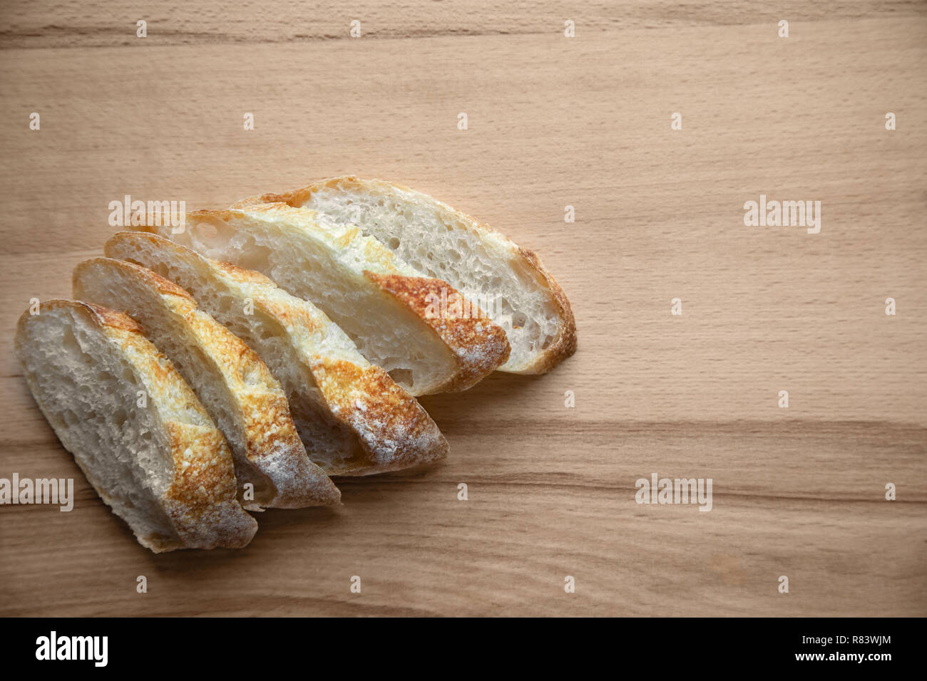 Des tranches de pain sur une table en bois. Banque D'Images