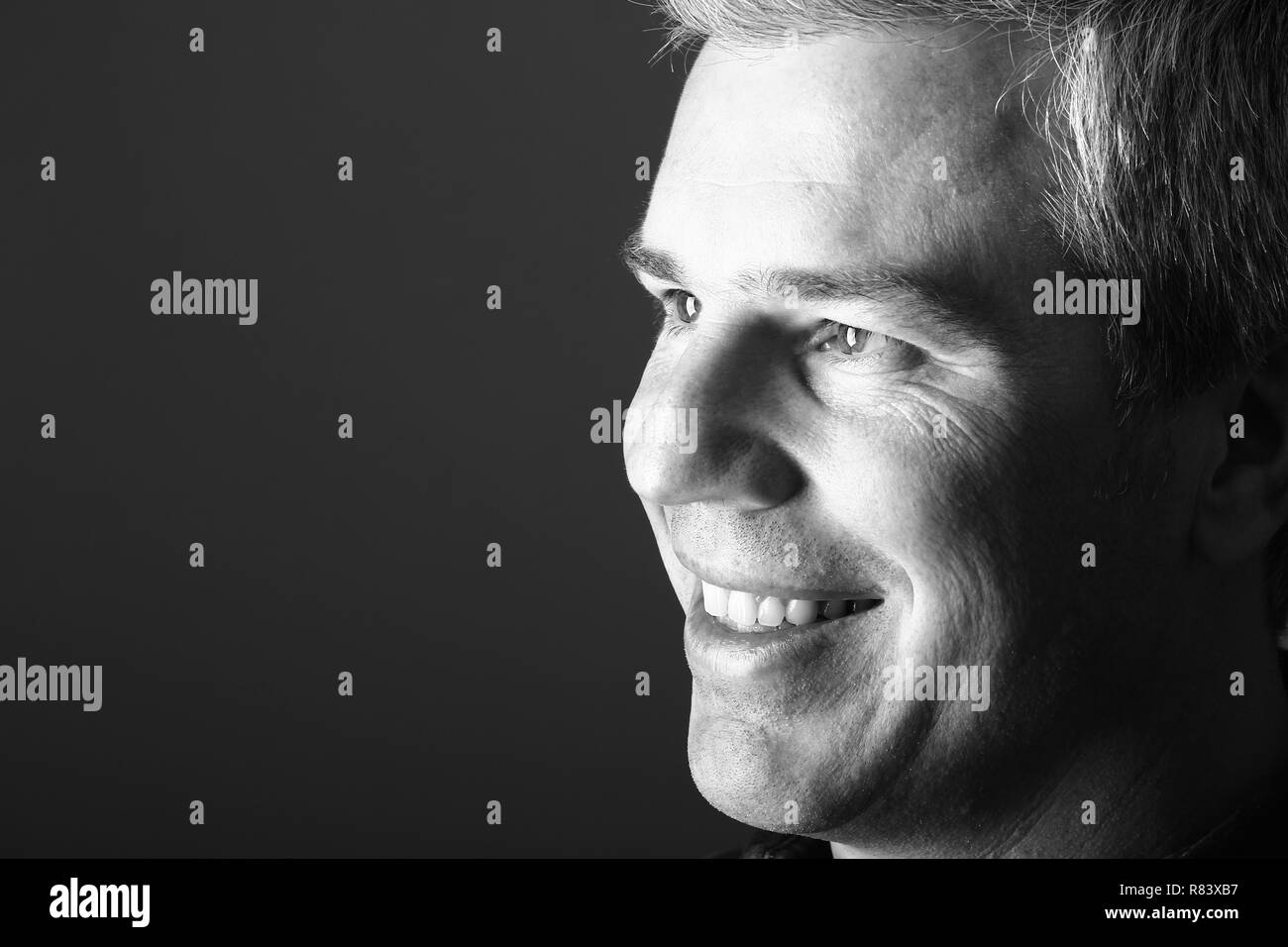 Portrait d'une belle Caucasian man devant un fond blanc Banque D'Images