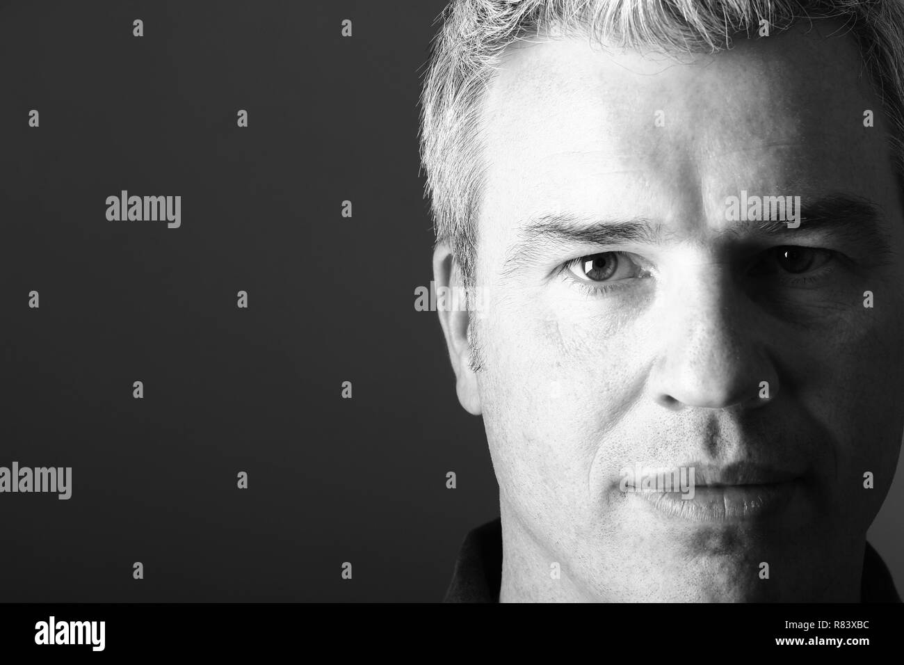 Portrait d'une belle Caucasian man devant un fond blanc Banque D'Images