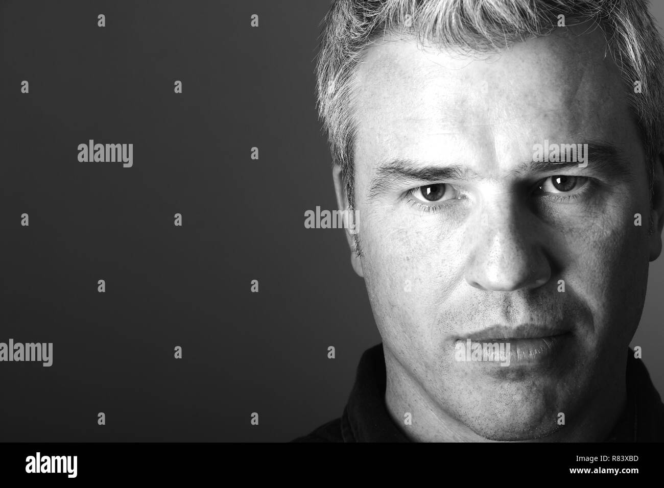 Portrait d'une belle Caucasian man devant un fond blanc Banque D'Images