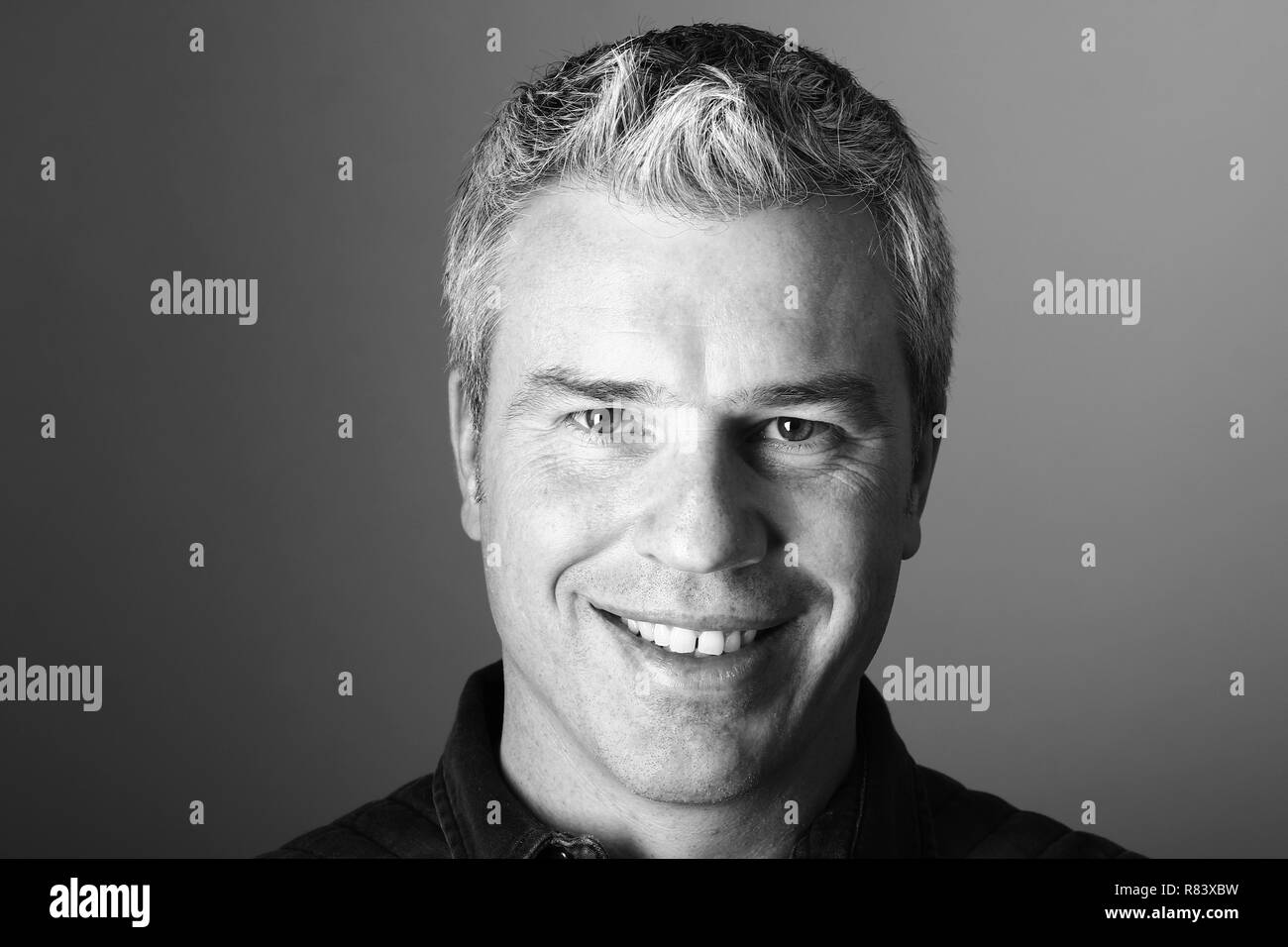 Portrait d'une belle Caucasian man devant un fond blanc Banque D'Images