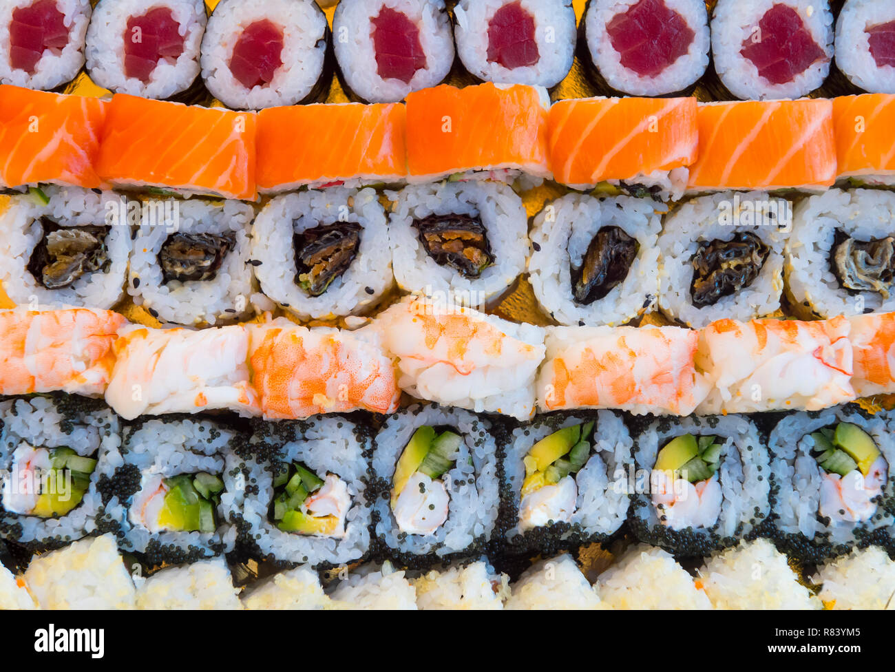 Les sushis japonais Les frais généraux de l'alimentation. Maki et rouleaux avec thon, saumon, crevettes, crabe et d'avocat. Vue du dessus de l'assortiment de sushi, vous pouvez manger menu. S arc-en-ciel Banque D'Images