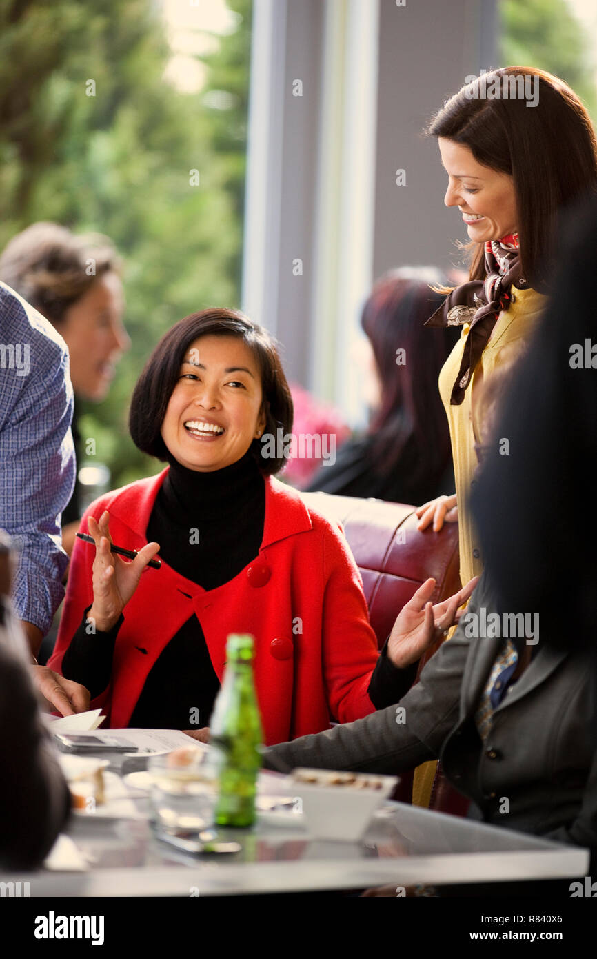 Des collègues de travail heureux de discuter autour d'un déjeuner dans un restaurant. Banque D'Images
