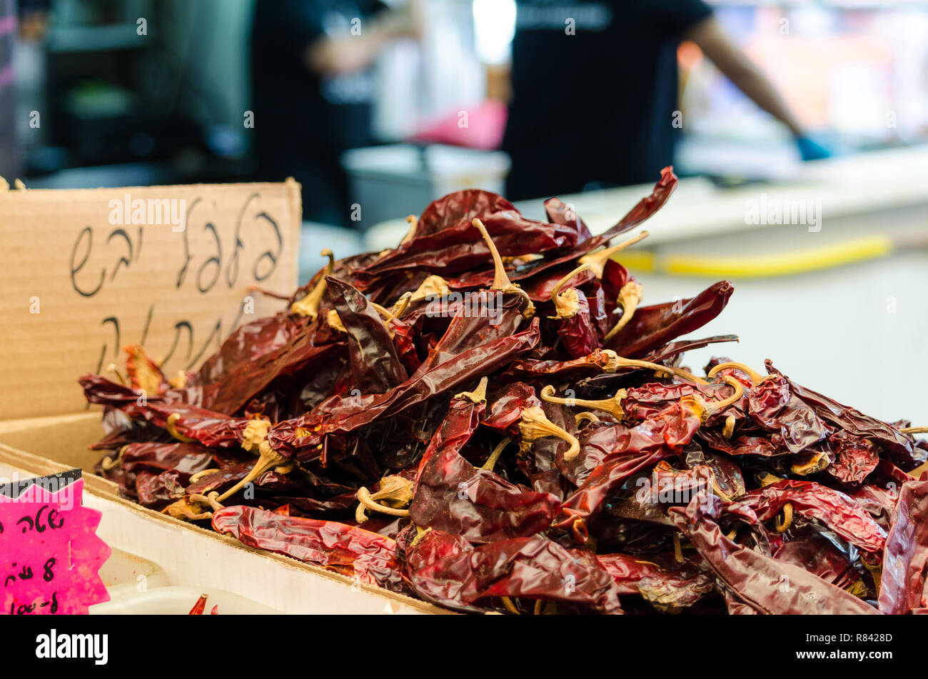 Piments rouges frais à vendre au souk, aussi appelé le marché de Mahane Yehouda à Jérusalem, Israël Banque D'Images
