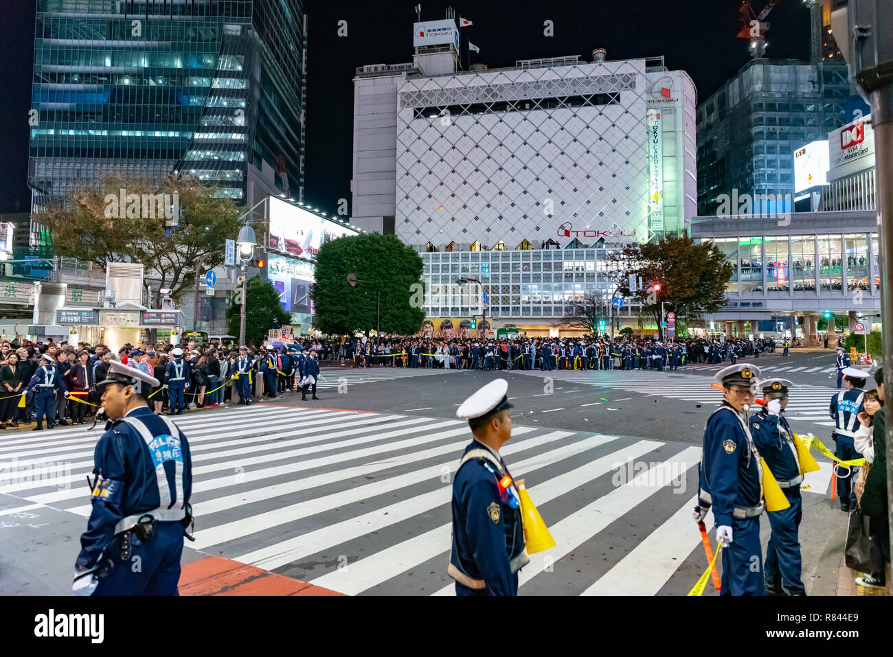 Tokyo policier en service au croisement de Shibuya pendant Halloween. Halloween est devenu de plus en plus populaire au Japon, au cours des dernières années. Banque D'Images