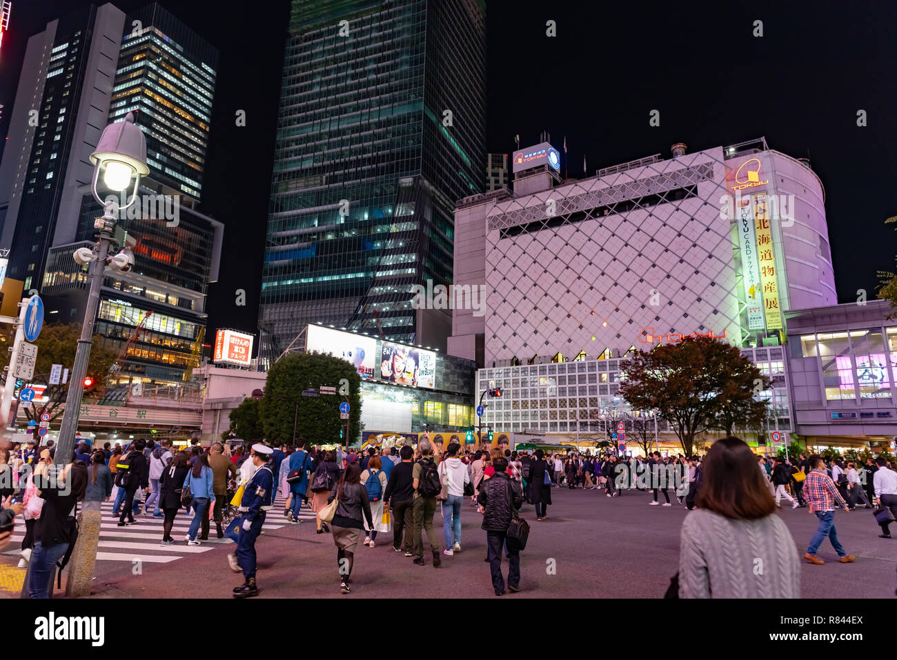 Les piétons piétons situé à quartier de Shibuya à Tokyo, Japon. Croisement de Shibuya est l'un des plus occupés des passages pour piétons dans le monde. Banque D'Images