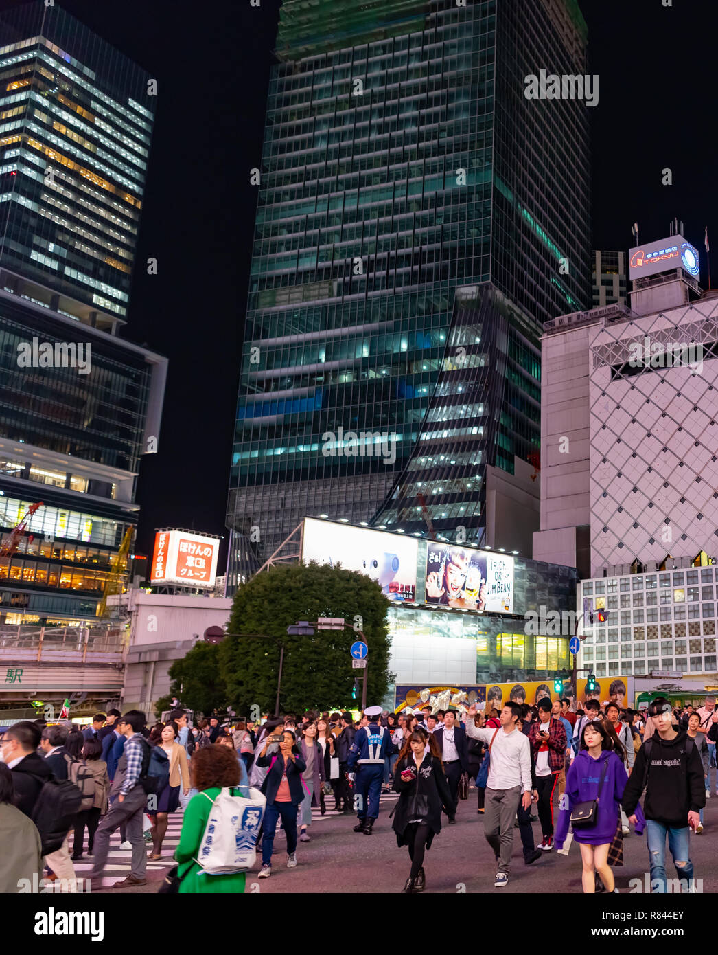 Les piétons piétons situé à quartier de Shibuya à Tokyo, Japon. Croisement de Shibuya est l'un des plus occupés des passages pour piétons dans le monde. Banque D'Images