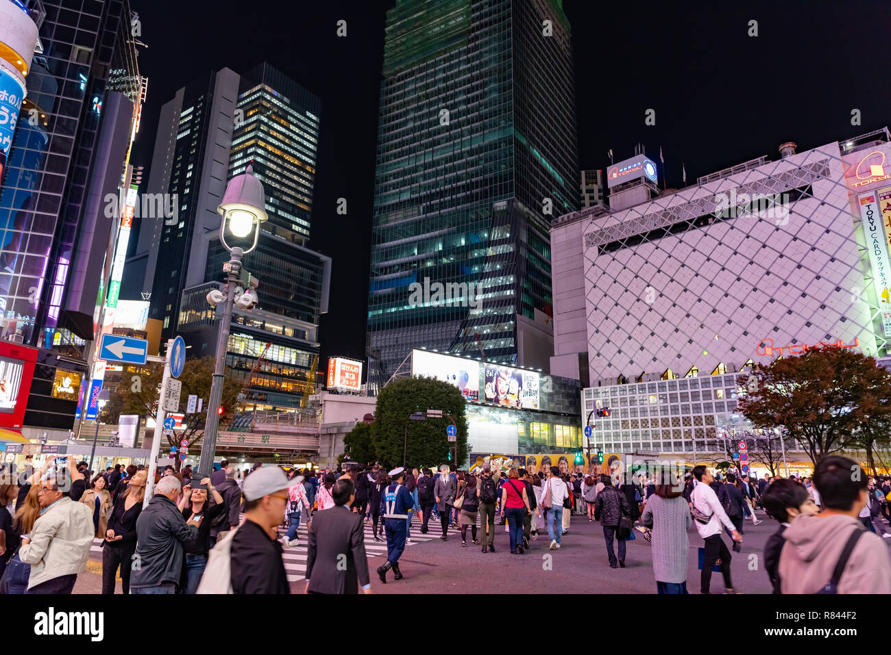 Les piétons piétons situé à quartier de Shibuya à Tokyo, Japon. Croisement de Shibuya est l'un des plus occupés des passages pour piétons dans le monde. Banque D'Images