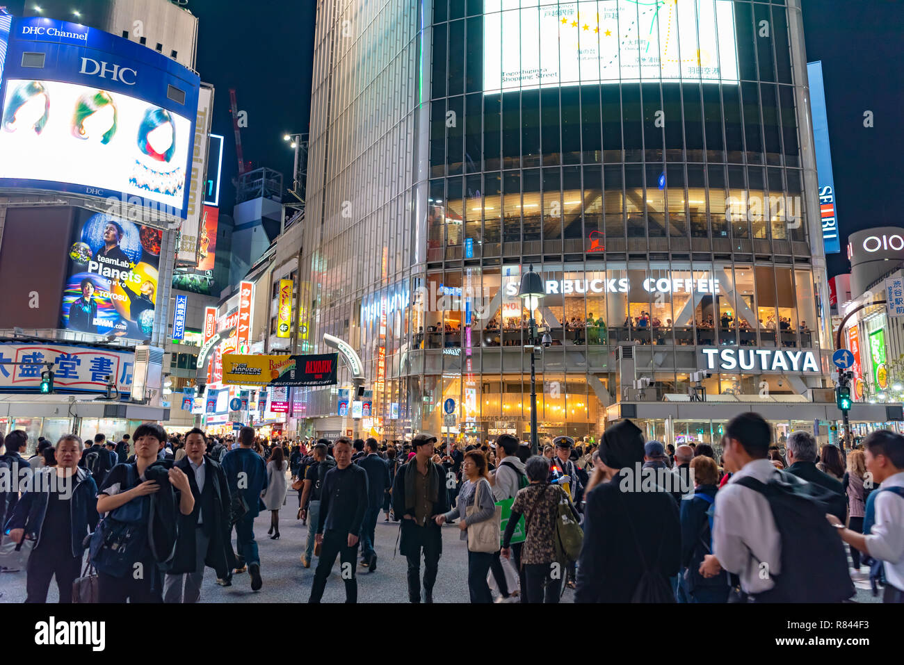 Les piétons piétons situé à quartier de Shibuya à Tokyo, Japon. Croisement de Shibuya est l'un des plus occupés des passages pour piétons dans le monde. Banque D'Images