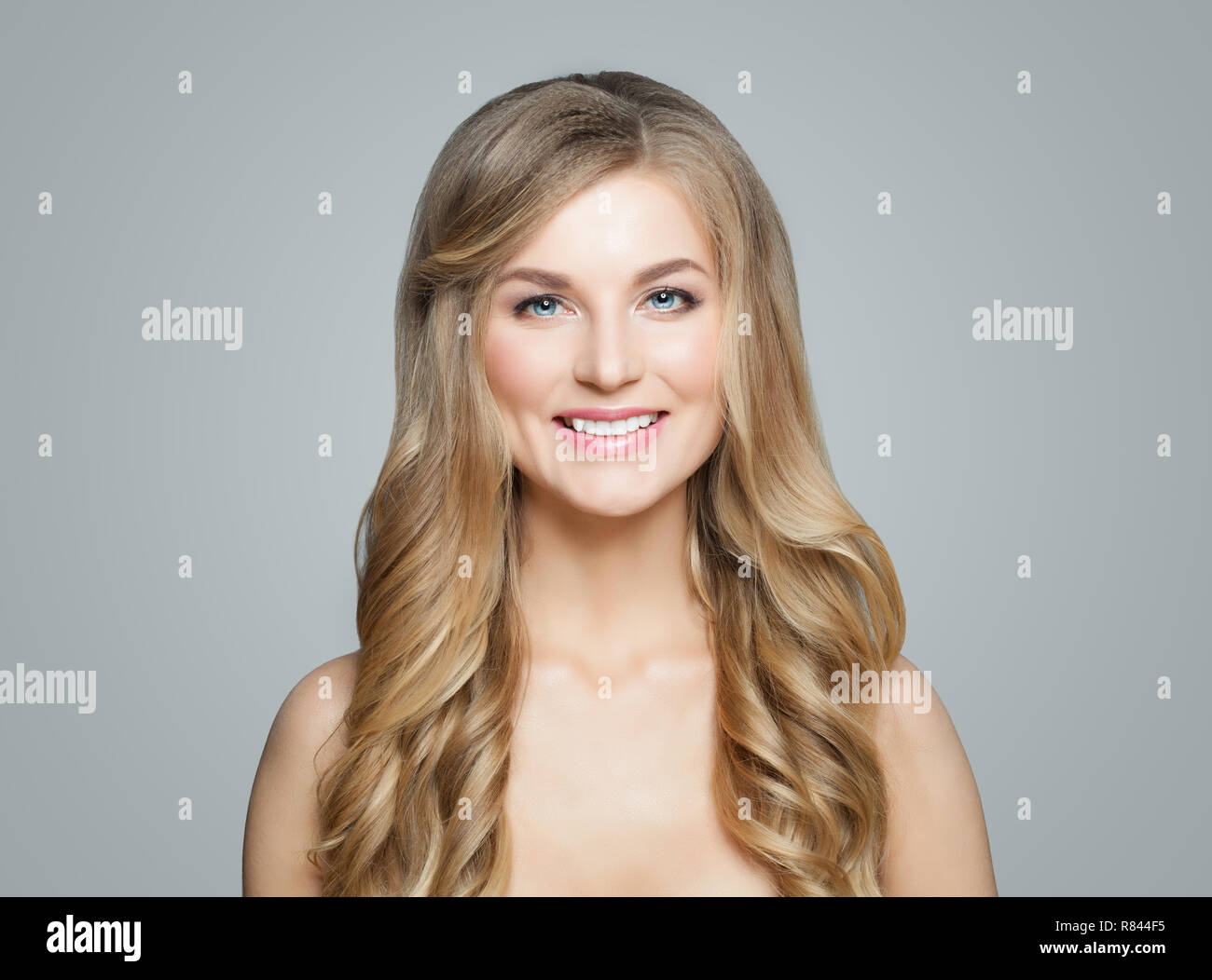 Femme heureuse avec des cheveux blonds et une peau saine. Soin du visage, spa et cosmétologie concept Banque D'Images