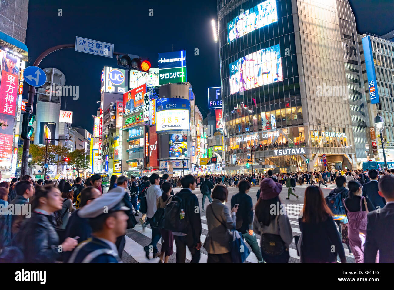 Les piétons piétons situé à quartier de Shibuya à Tokyo, Japon. Croisement de Shibuya est l'un des plus occupés des passages pour piétons dans le monde. Banque D'Images