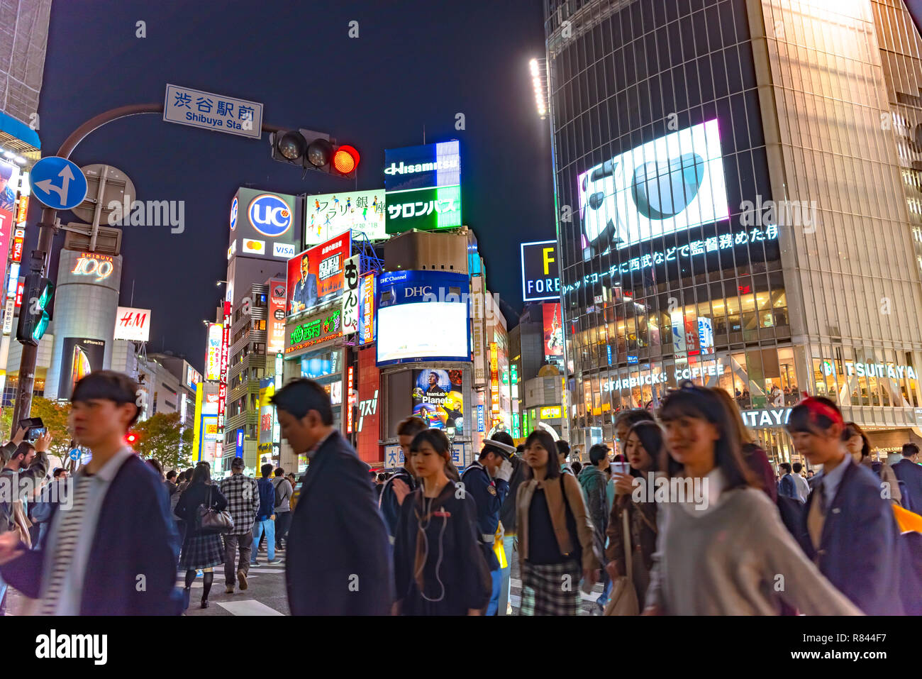 Les piétons piétons situé à quartier de Shibuya à Tokyo, Japon. Croisement de Shibuya est l'un des plus occupés des passages pour piétons dans le monde. Banque D'Images