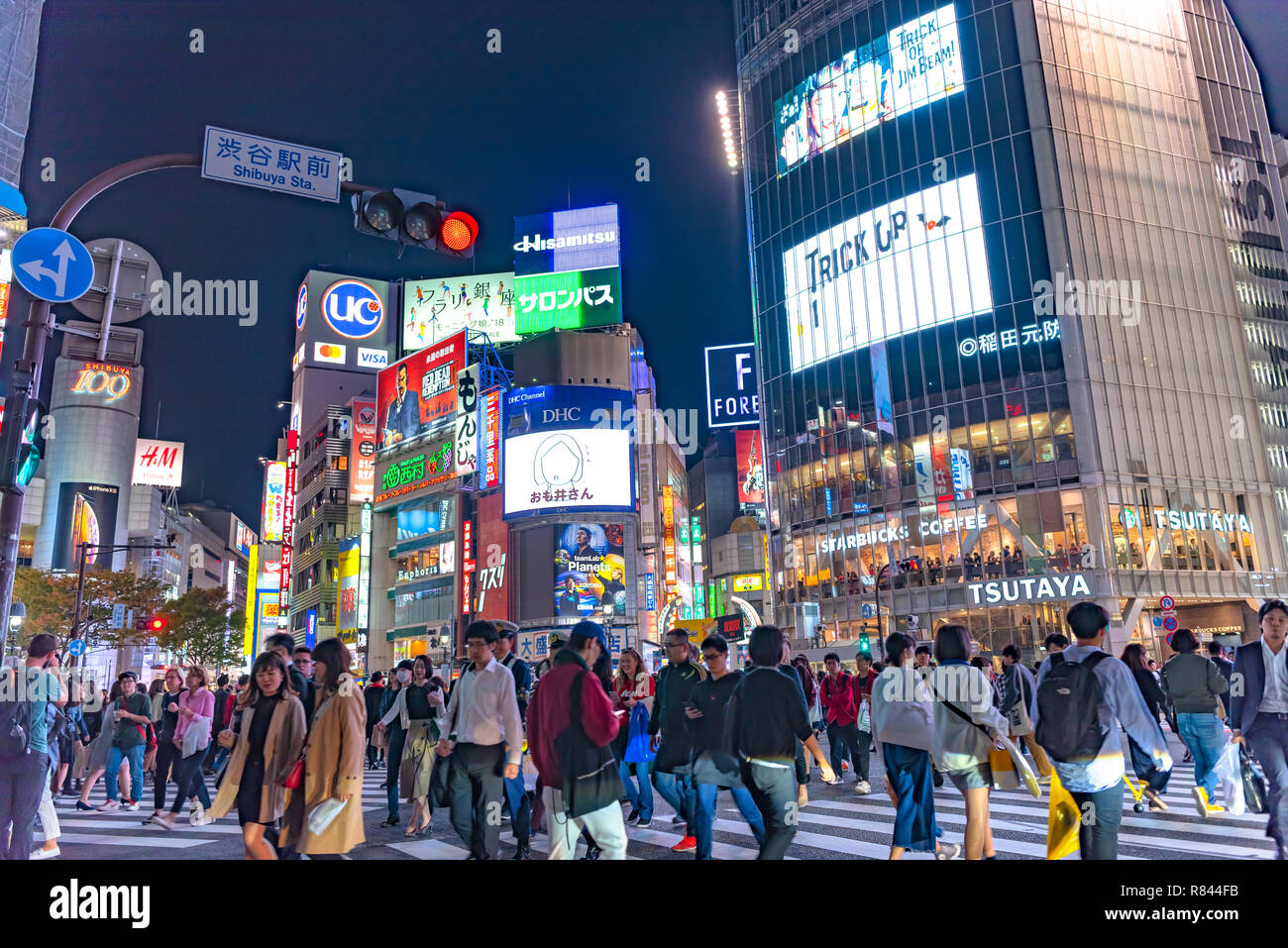 Les piétons piétons situé à quartier de Shibuya à Tokyo, Japon. Croisement de Shibuya est l'un des plus occupés des passages pour piétons dans le monde. Banque D'Images