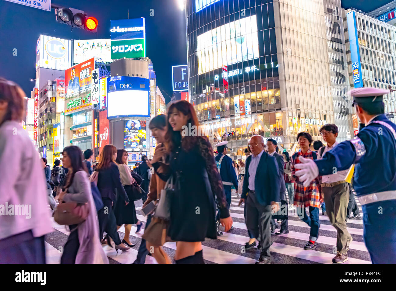 Les piétons piétons situé à quartier de Shibuya à Tokyo, Japon. Croisement de Shibuya est l'un des plus occupés des passages pour piétons dans le monde. Banque D'Images