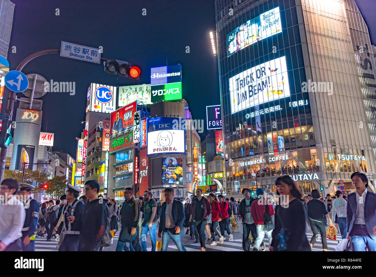 Les piétons piétons situé à quartier de Shibuya à Tokyo, Japon. Croisement de Shibuya est l'un des plus occupés des passages pour piétons dans le monde. Banque D'Images
