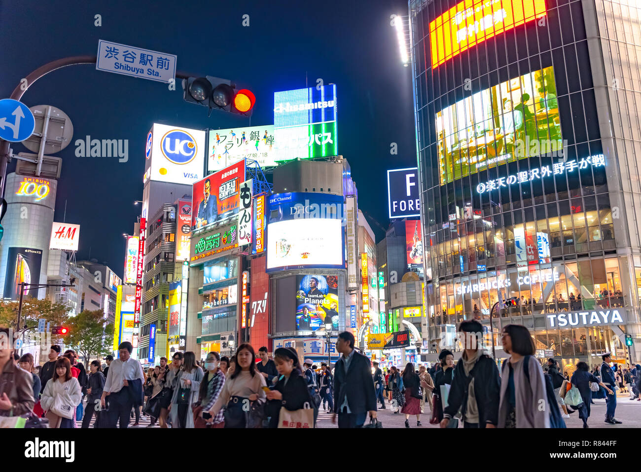 Les piétons piétons situé à quartier de Shibuya à Tokyo, Japon. Croisement de Shibuya est l'un des plus occupés des passages pour piétons dans le monde. Banque D'Images