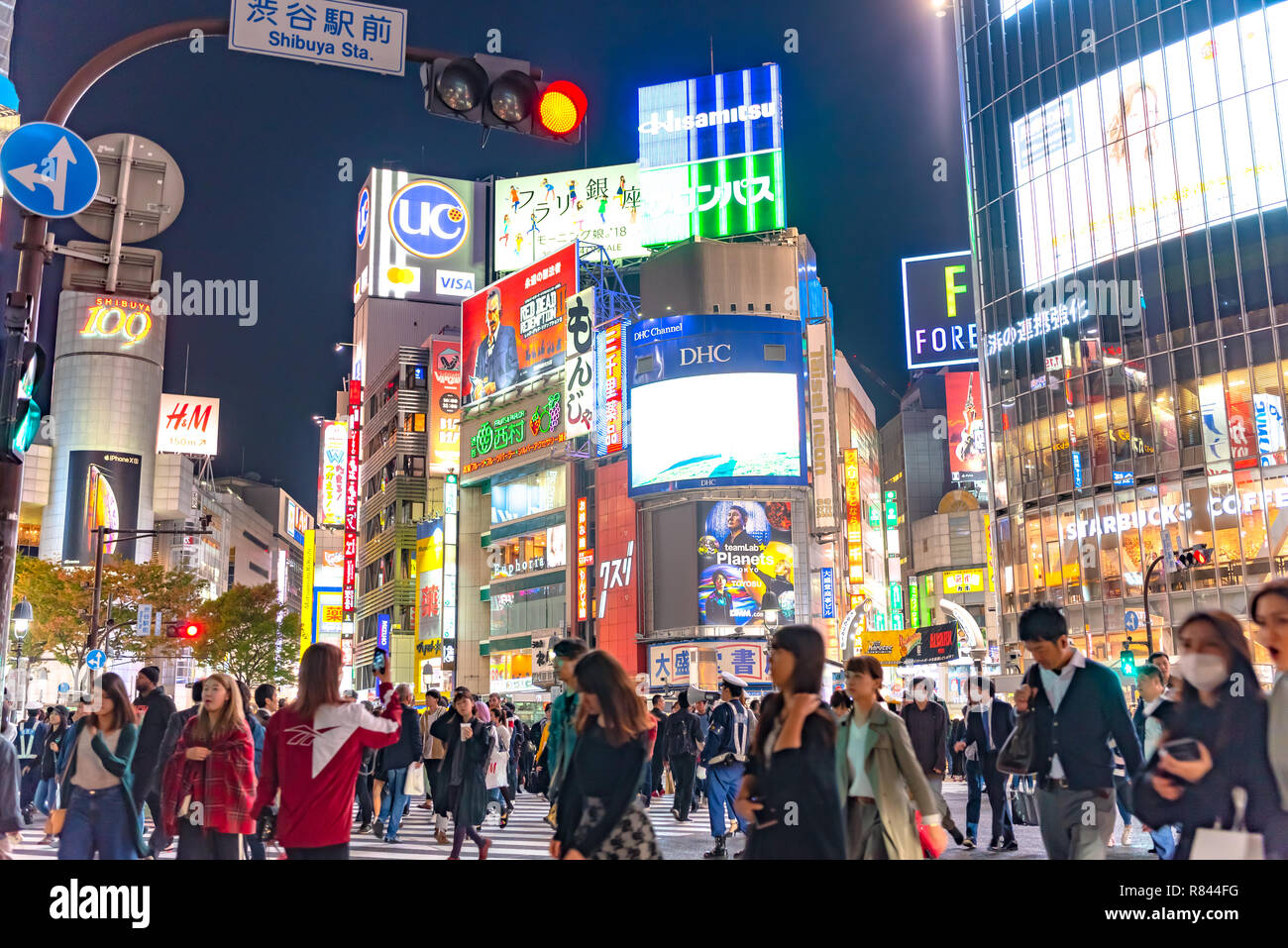 Les piétons piétons situé à quartier de Shibuya à Tokyo, Japon. Croisement de Shibuya est l'un des plus occupés des passages pour piétons dans le monde. Banque D'Images