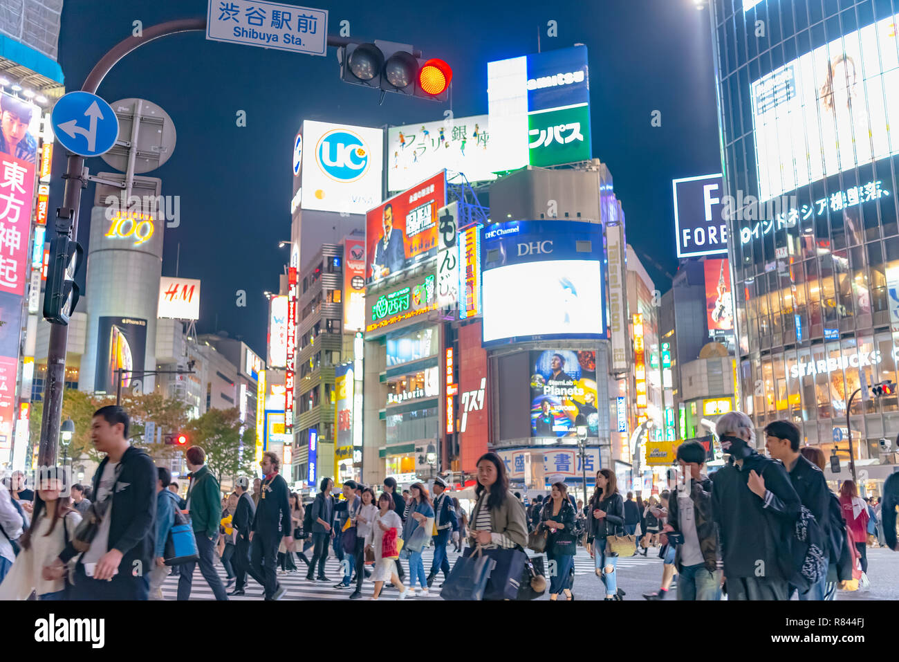 Les piétons piétons situé à quartier de Shibuya à Tokyo, Japon. Croisement de Shibuya est l'un des plus occupés des passages pour piétons dans le monde. Banque D'Images
