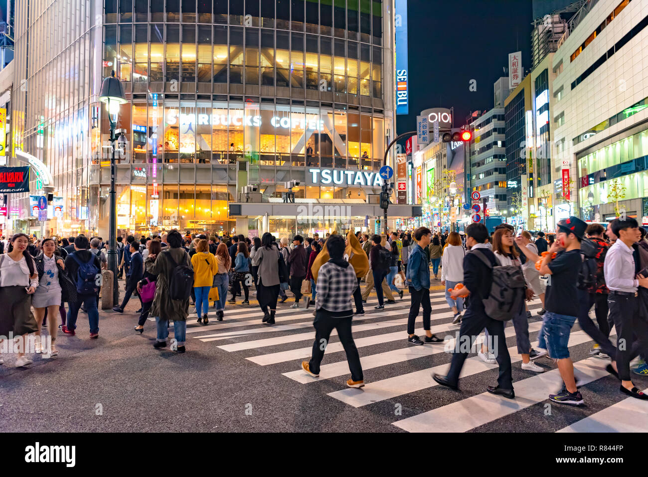 Les piétons piétons situé à quartier de Shibuya à Tokyo, Japon. Croisement de Shibuya est l'un des plus occupés des passages pour piétons dans le monde. Banque D'Images