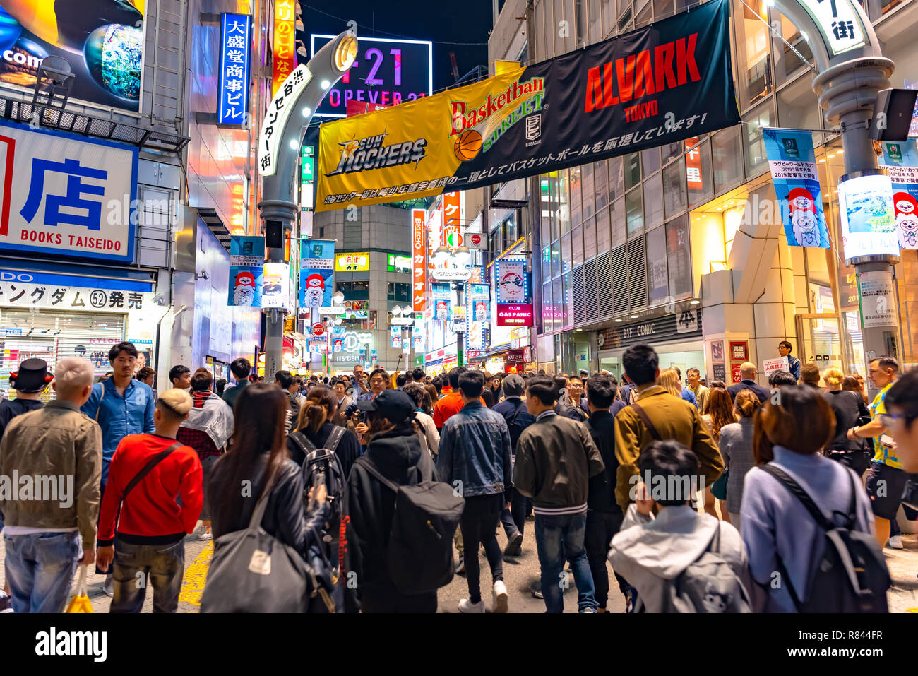 Les piétons piétons situé à quartier de Shibuya à Tokyo, Japon. Croisement de Shibuya est l'un des plus occupés des passages pour piétons dans le monde. Banque D'Images
