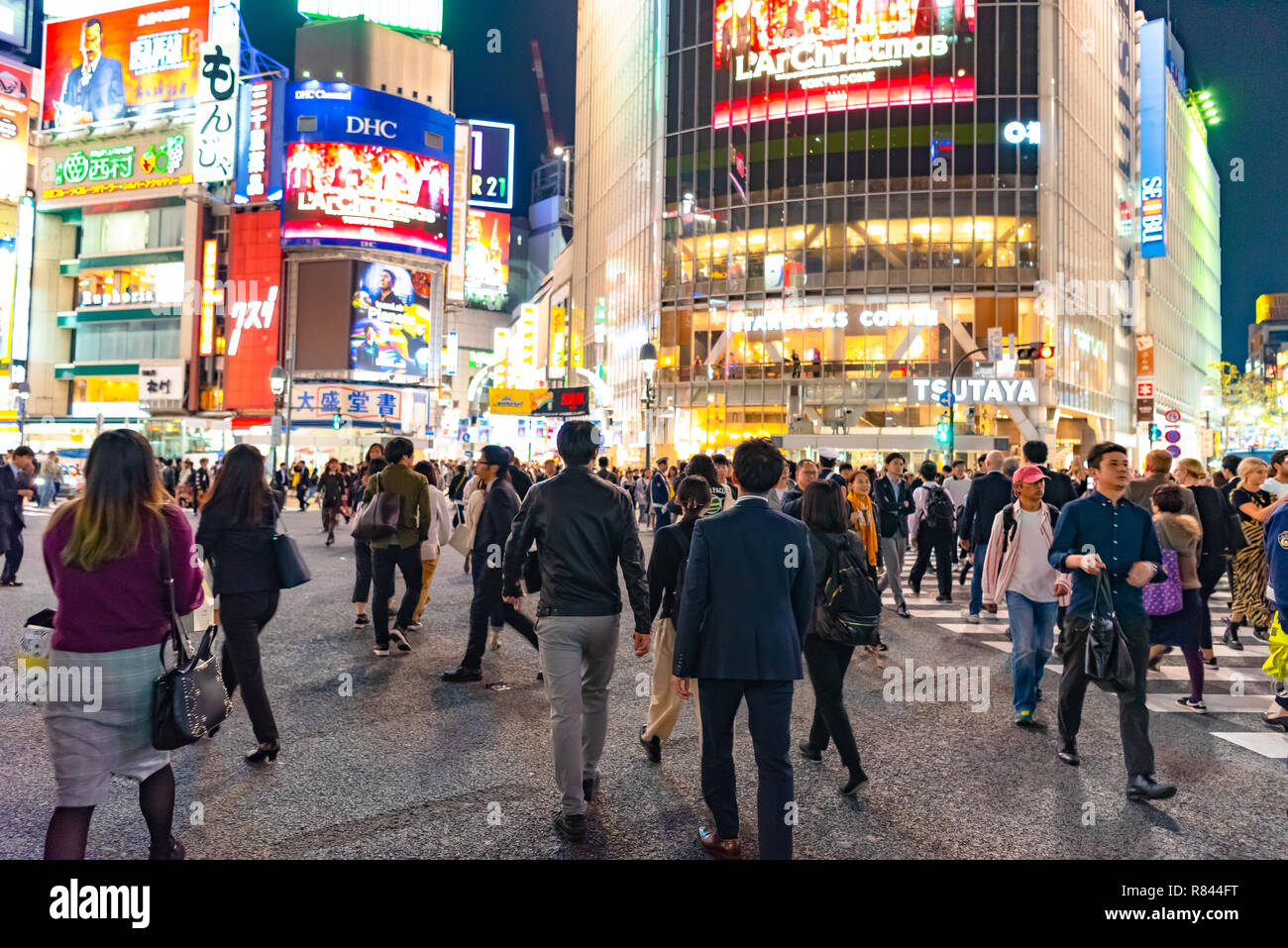 Les piétons piétons situé à quartier de Shibuya à Tokyo, Japon. Croisement de Shibuya est l'un des plus occupés des passages pour piétons dans le monde. Banque D'Images