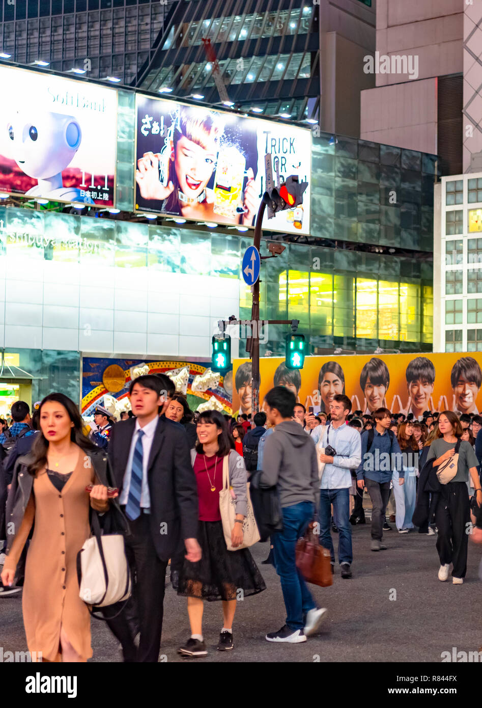 Les piétons piétons situé à quartier de Shibuya à Tokyo, Japon. Croisement de Shibuya est l'un des plus occupés des passages pour piétons dans le monde. Banque D'Images