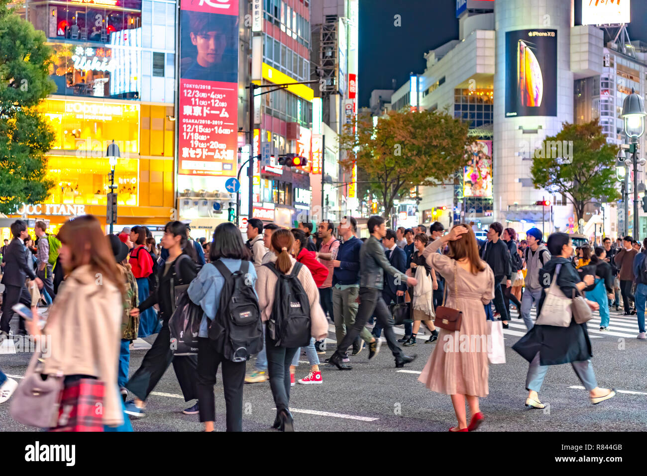 Les piétons piétons situé à quartier de Shibuya à Tokyo, Japon. Croisement de Shibuya est l'un des plus occupés des passages pour piétons dans le monde. Banque D'Images