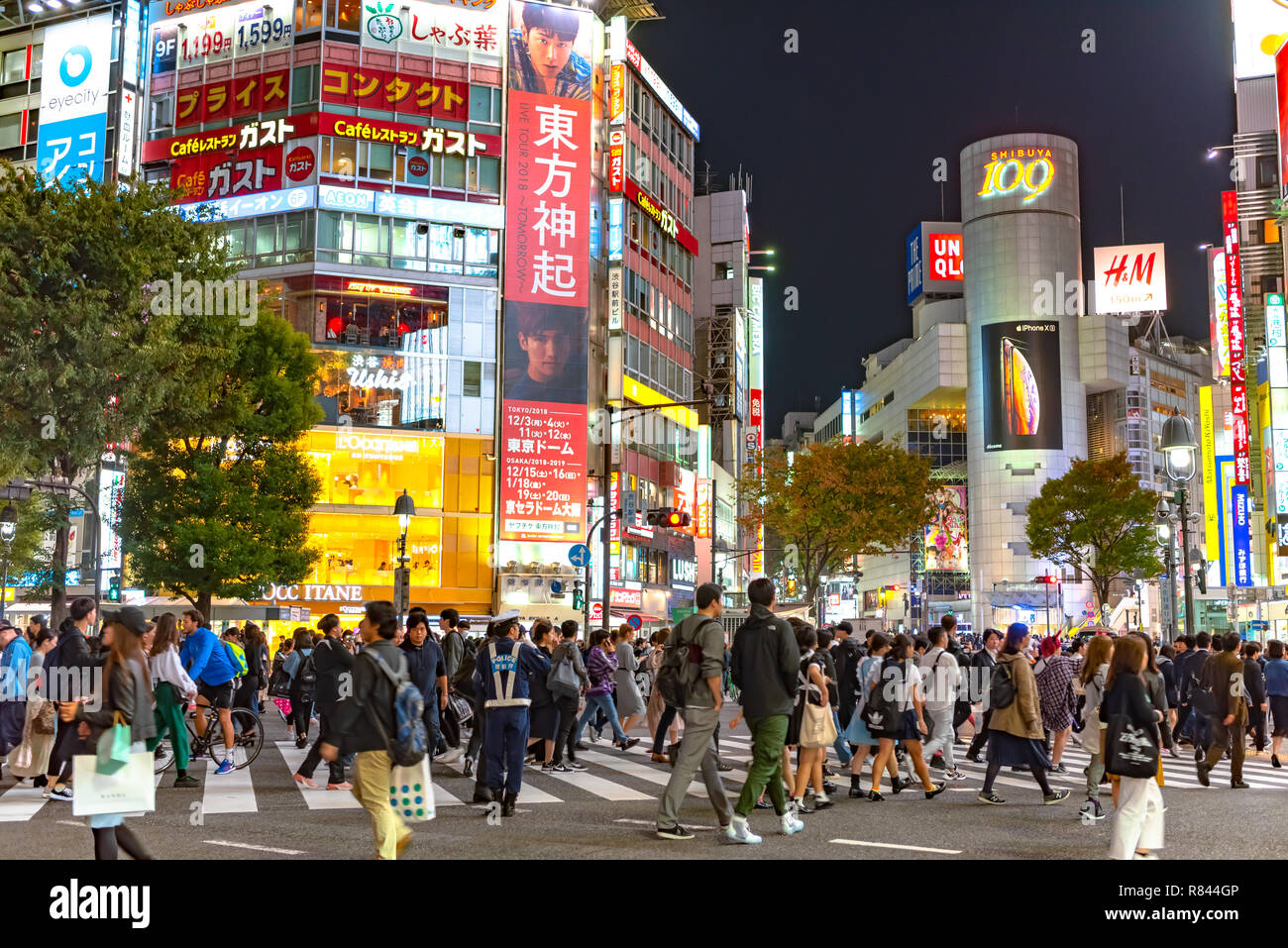 Les piétons piétons situé à quartier de Shibuya à Tokyo, Japon. Croisement de Shibuya est l'un des plus occupés des passages pour piétons dans le monde. Banque D'Images