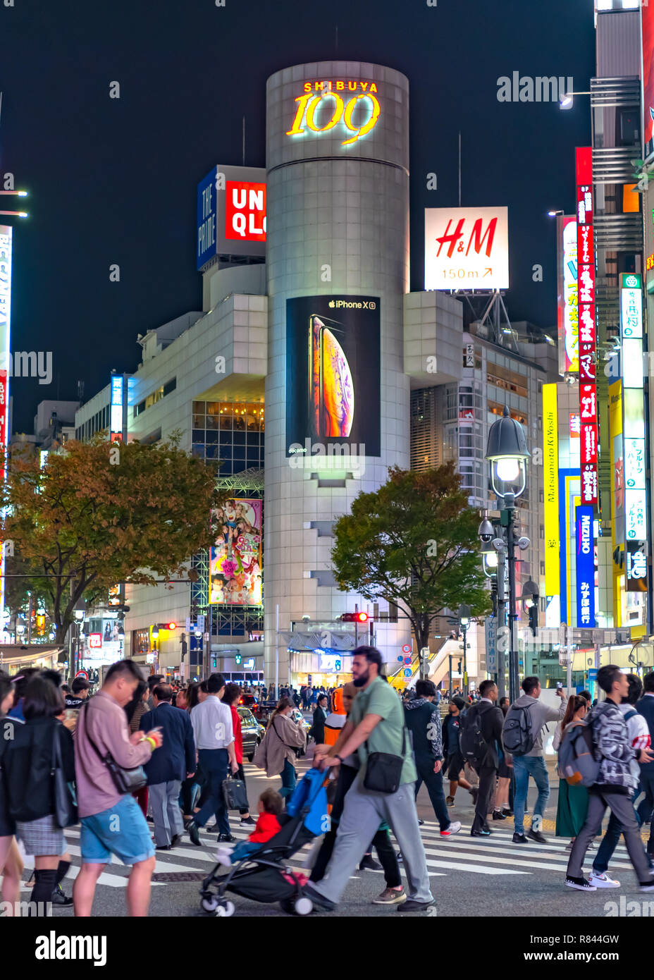 Les piétons piétons situé à quartier de Shibuya à Tokyo, Japon. Croisement de Shibuya est l'un des plus occupés des passages pour piétons dans le monde. Banque D'Images