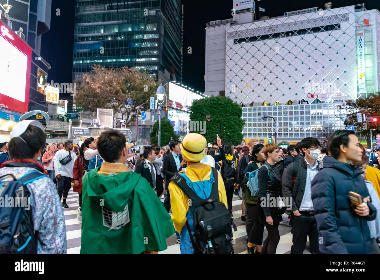 Les piétons piétons situé à quartier de Shibuya à Tokyo, Japon. Croisement de Shibuya est l'un des plus occupés des passages pour piétons dans le monde. Banque D'Images