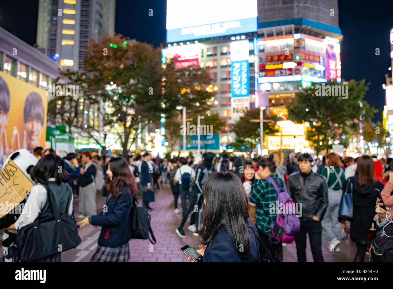 Les piétons piétons situé à quartier de Shibuya à Tokyo, Japon. Croisement de Shibuya est l'un des plus occupés des passages pour piétons dans le monde. Banque D'Images