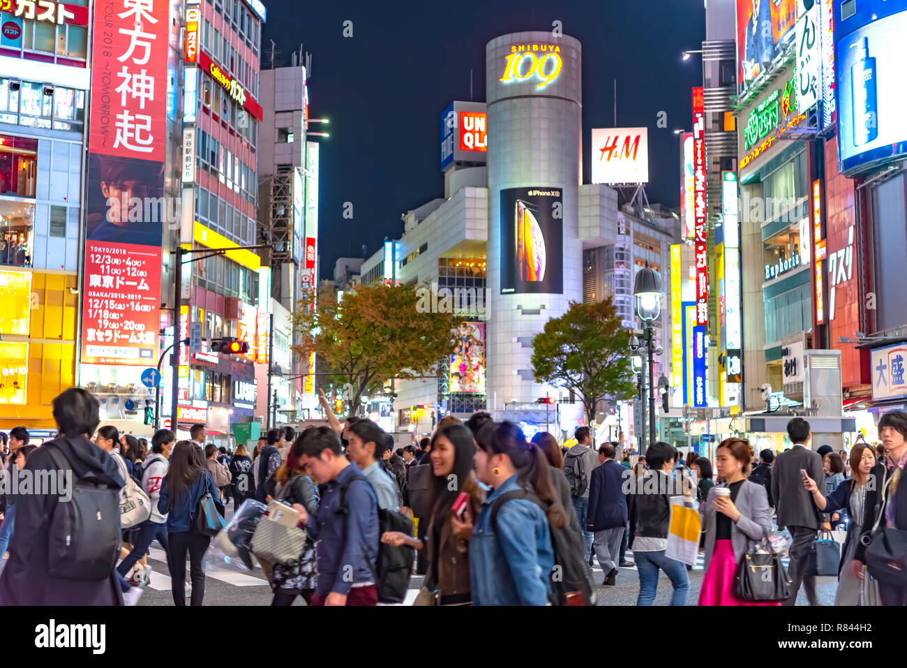 Les piétons piétons situé à quartier de Shibuya à Tokyo, Japon. Croisement de Shibuya est l'un des plus occupés des passages pour piétons dans le monde. Banque D'Images