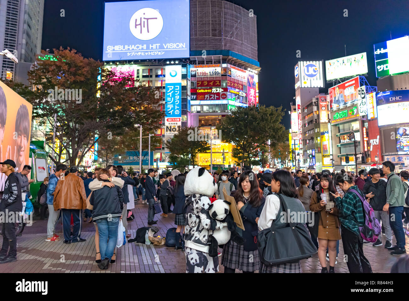 Les piétons piétons situé à quartier de Shibuya à Tokyo, Japon. Croisement de Shibuya est l'un des plus occupés des passages pour piétons dans le monde. Banque D'Images