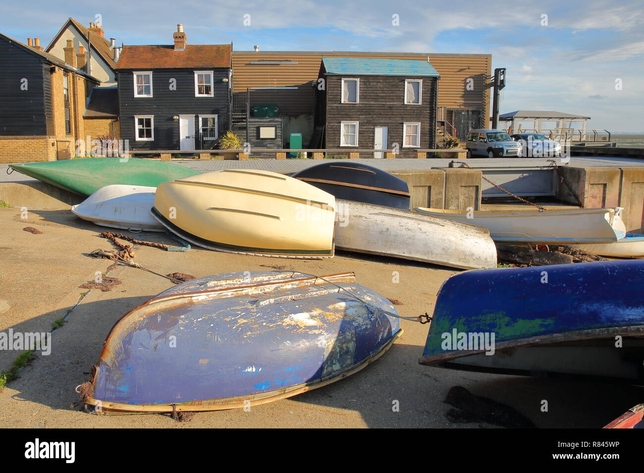 Maisons bois traditionnelle situé au quai Strand, avec des bateaux dans l'avant-plan, Leigh on Sea, Royaume-Uni Banque D'Images
