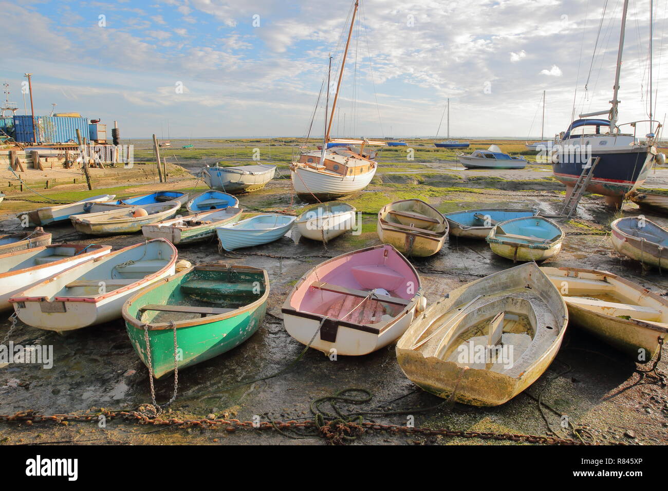 Bateaux colorés à marée basse, situé le long de l'estuaire de la Tamise, Leigh on Sea, Royaume-Uni Banque D'Images
