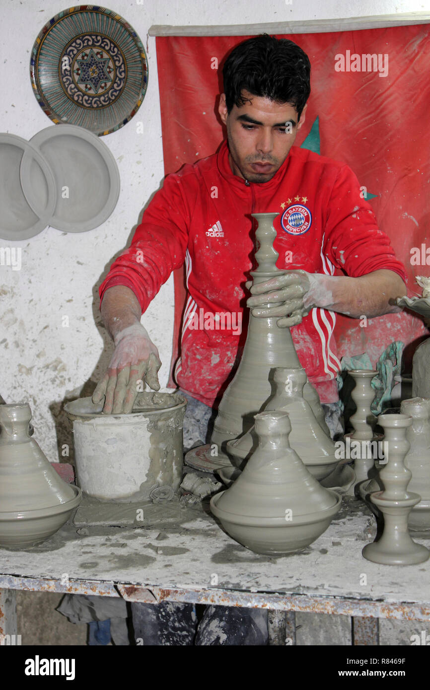Potter jeter un pot dans une coopérative de poterie à Fez, Maroc Banque D'Images