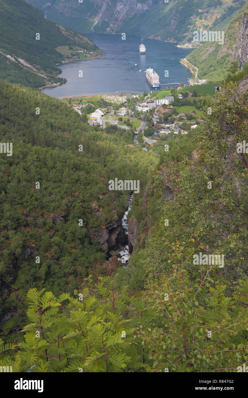 Gorge de montagne, montagnes et fjord. Geiranger, Norvège Banque D'Images