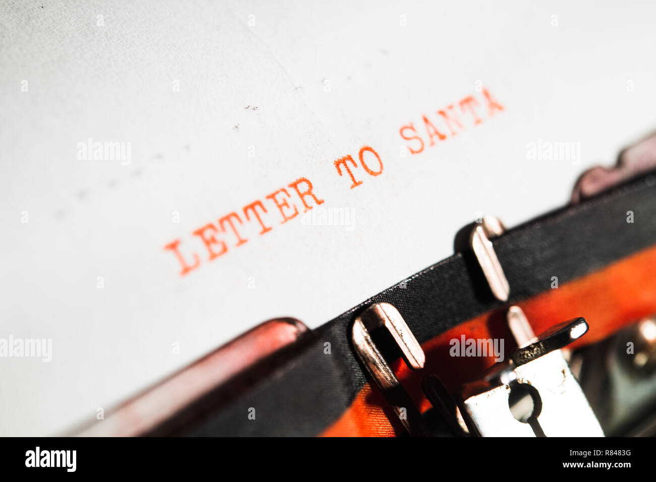 "Lettre au Père" le texte en rouge sur papier blanc en machine à écrire vintage style classique détail, la liste de souhaits concept Banque D'Images